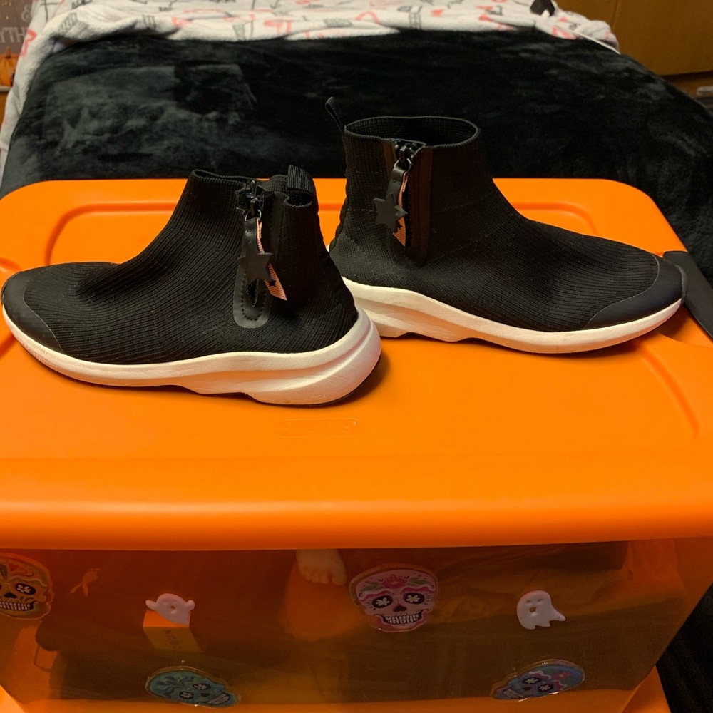 Shoes - Picture 5 of 7